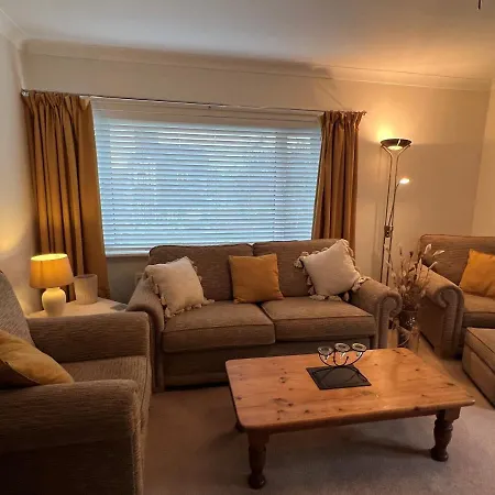 Cheerful 3 Bedroom In Central Location