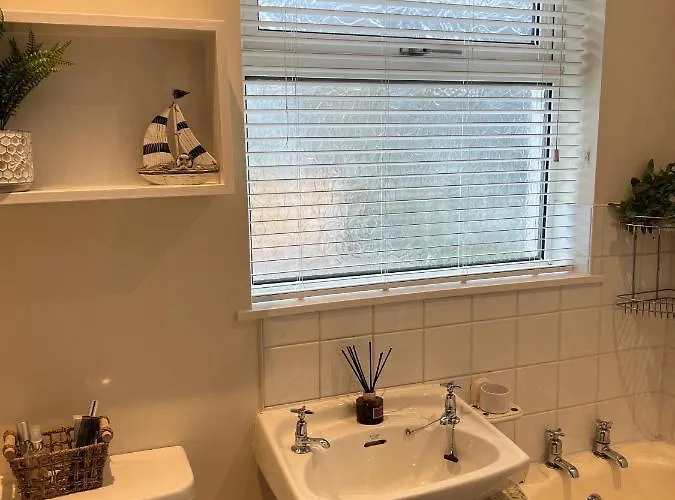 Cheerful 3 Bedroom In Central Location 安布尔塞德